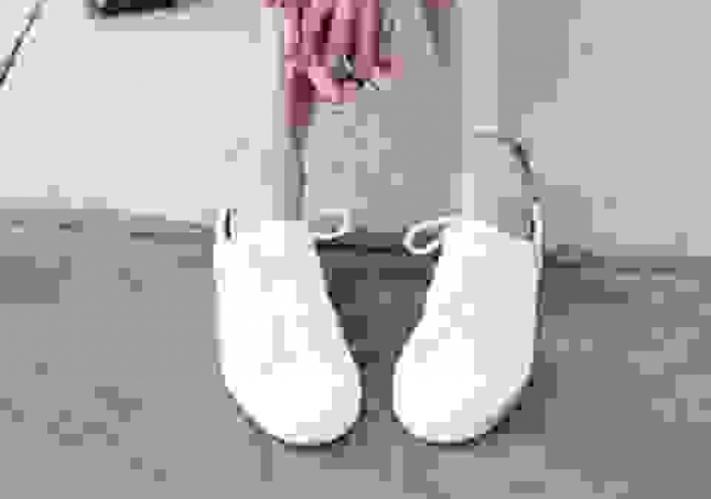 白鞋子發(fā)黃有什么辦法變白-白色帆布鞋發(fā)黃，怎么洗才能變白？